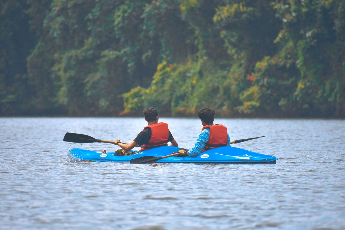 Kayak 2 places sur une rivière bordée de verdure – Nautiya