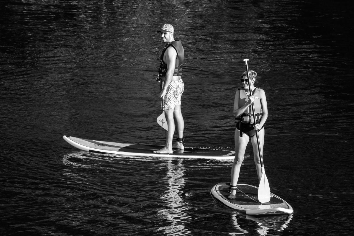 Deux personnes sur un paddle gonflable sur un lac – Nautiya