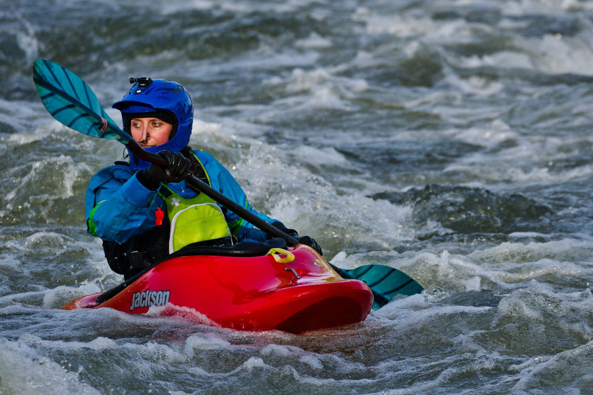 Pagaie de kayak maniée par un kayakiste sur l'eau – Nautiya