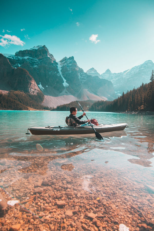 Kayakiste solo sur un lac de montagne : comparatif kayak gonflable ou rigide – Nautiya