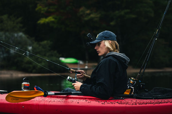 Pêche en kayak sur un lac calme entouré de verdure – Nautiya