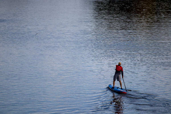 Paddle gonflable sur une eau calme après entretien – Nautiya