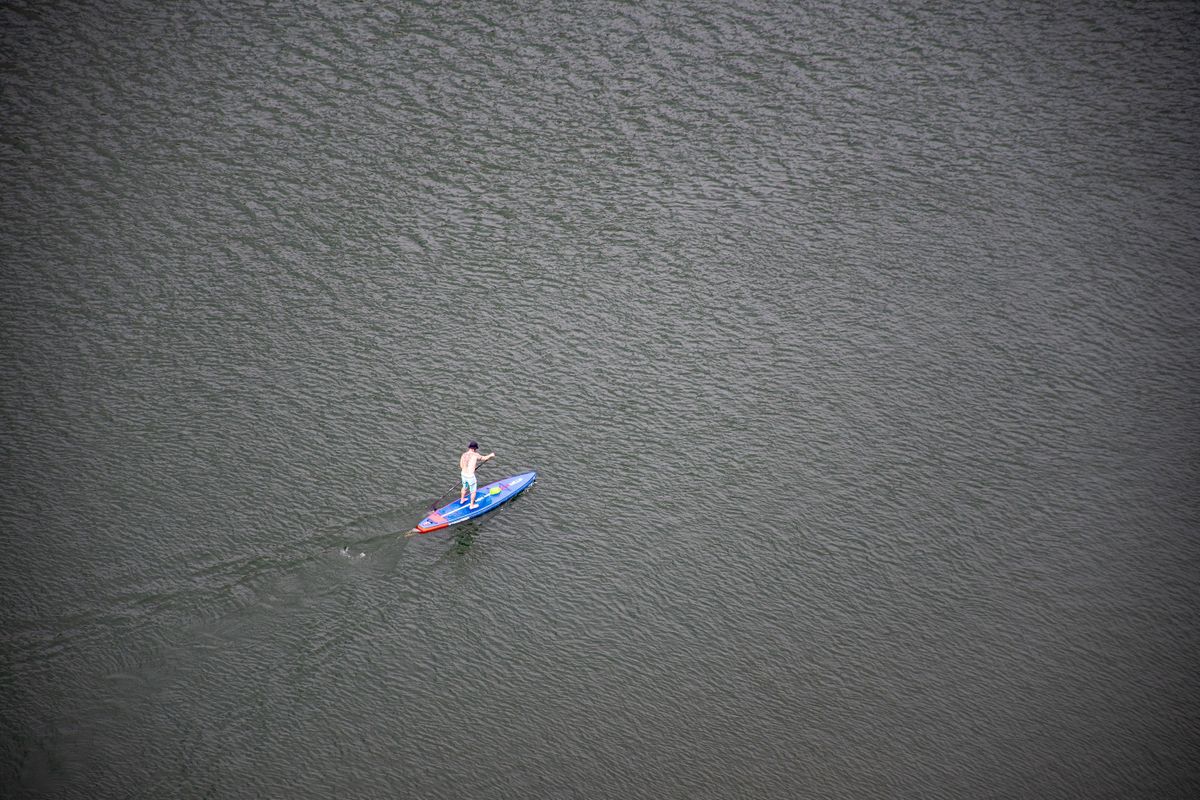 Paddle gonflable bleu et rouge vu de haut sur l'eau – Nautiya