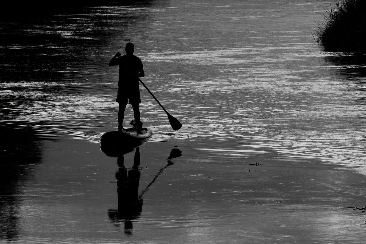Pagayeur sur paddle gonflable au coucher du soleil – Nautiya