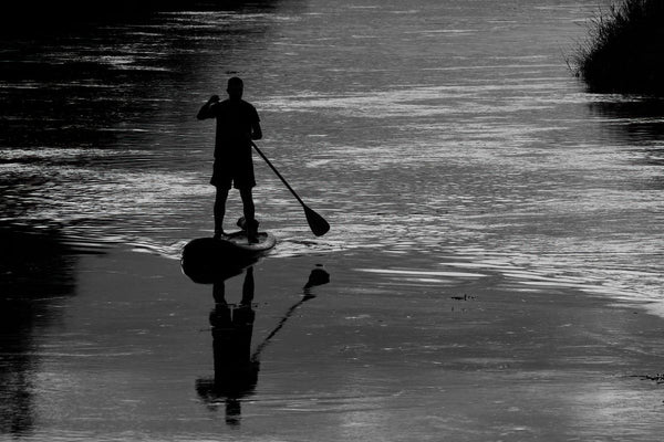 Pagayeur sur paddle gonflable au coucher du soleil – Nautiya