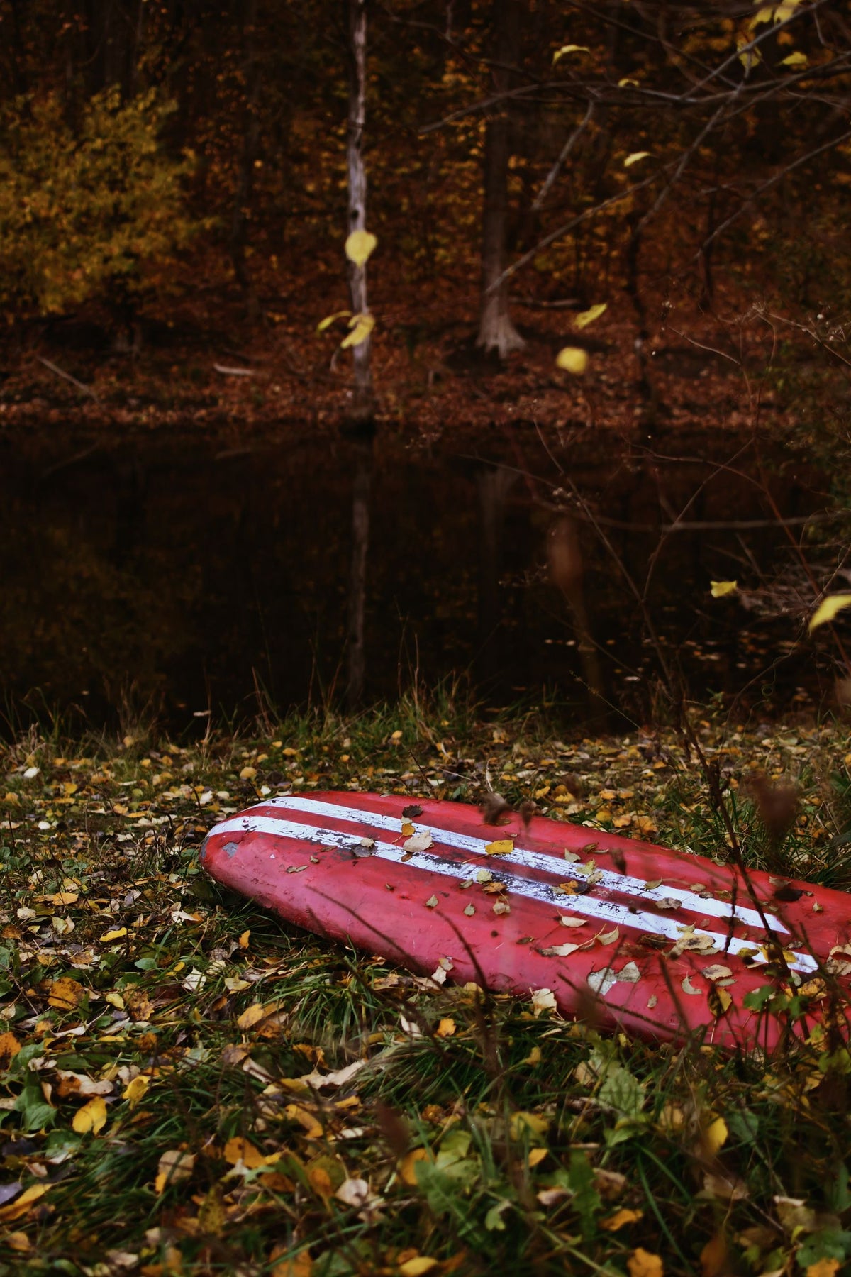 Kayak gonflable rouge prêt à l'eau au bord d'une rivière – Nautiya