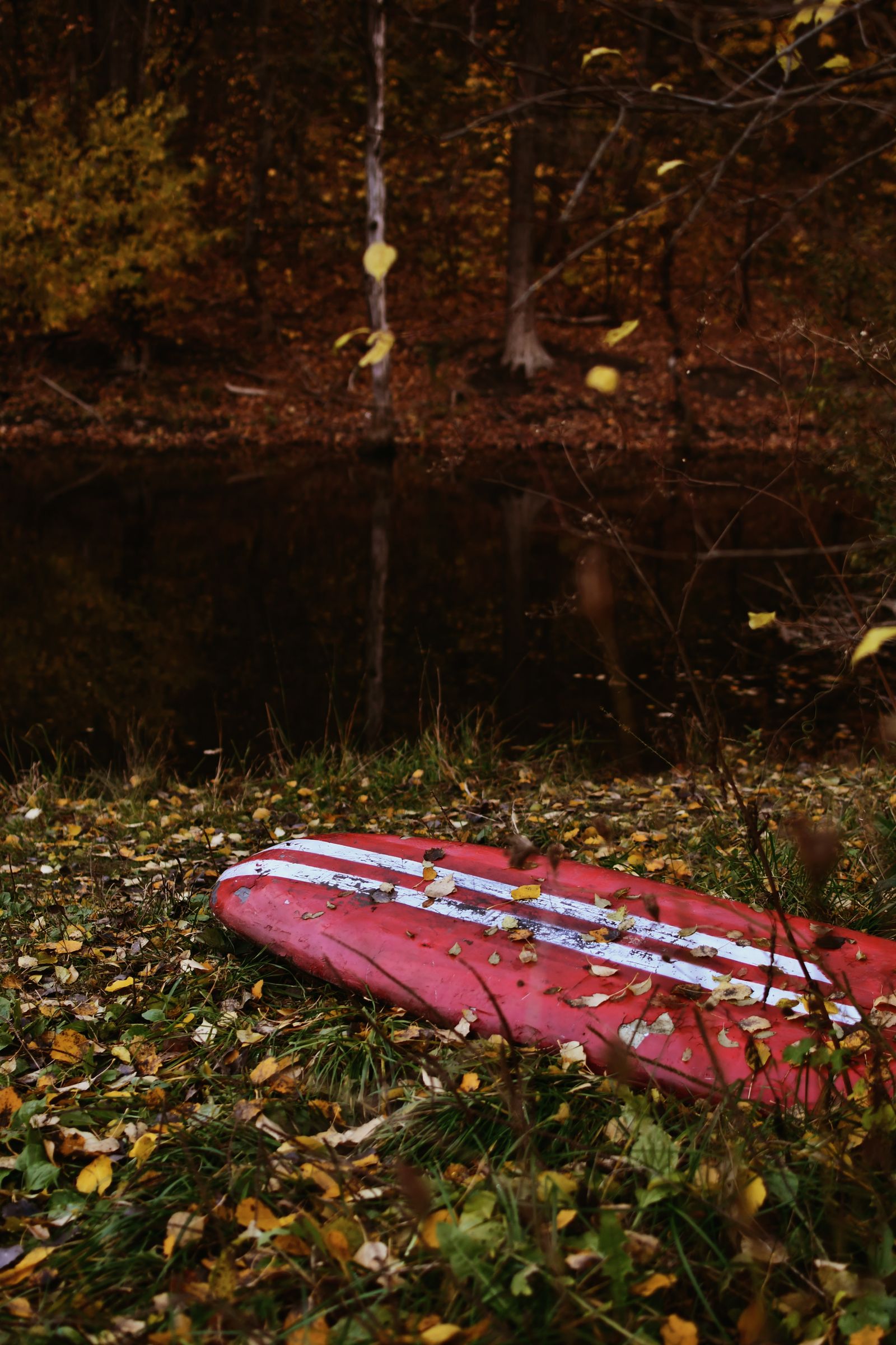 Kayak gonflable rouge prêt à l'eau au bord d'une rivière – Nautiya
