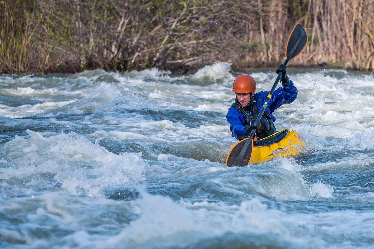 Pagayeur en kayak naviguant sur une rivière vive – Nautiya