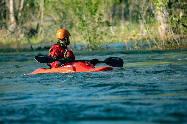 Canoë-kayak gonflable pagayé sur une rivière paisible – Nautiya