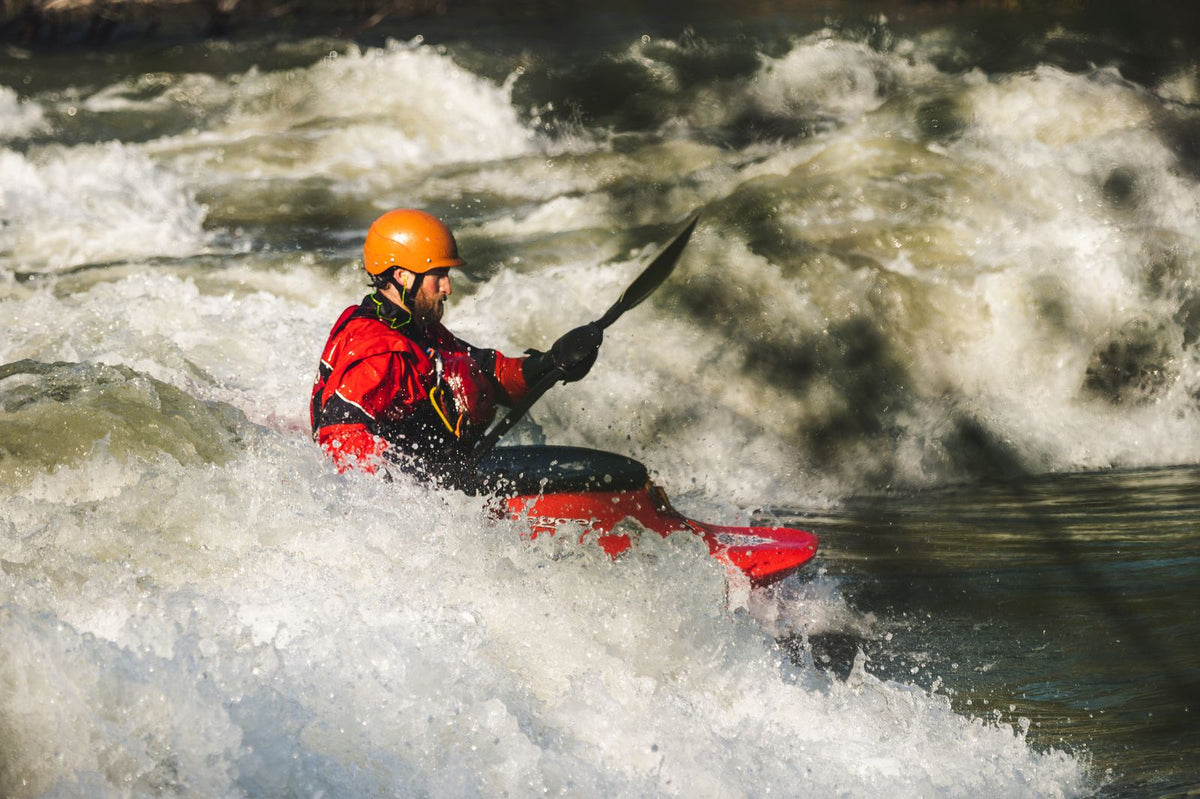 Kayakiste pagayant sur une rivière – choisir son kayak gonflable – Nautiya