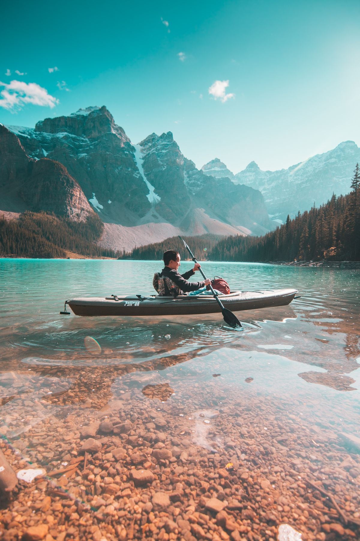 Kayakiste solo sur un lac de montagne : comparatif kayak gonflable ou rigide – Nautiya