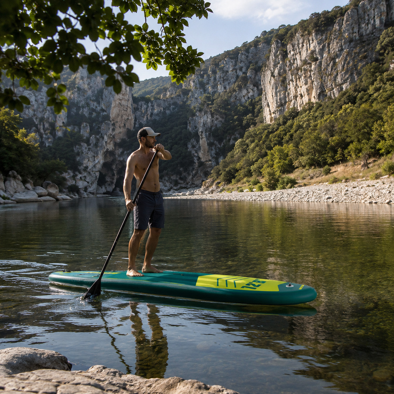 Paddle gonflable Nautiya Pro vert, sur un lac