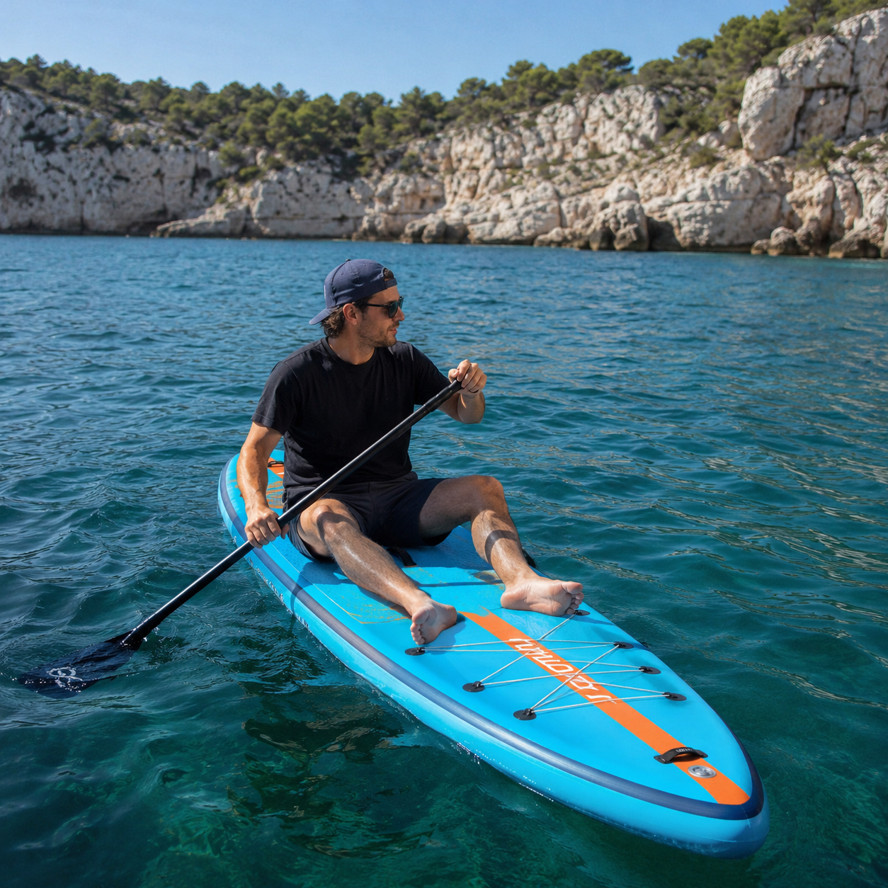 Paddle gonflable Nautiya Pro bleu, sur la mer