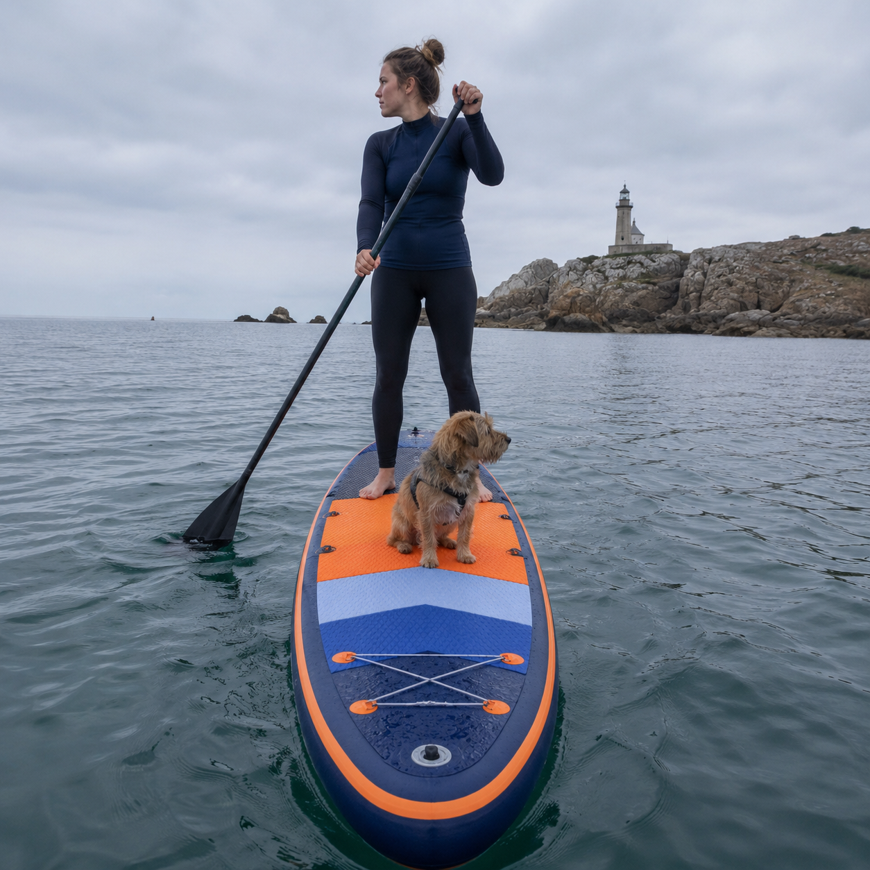 Paddle gonflable Nautiya Tigre bleu nuit, en mer avec un chien